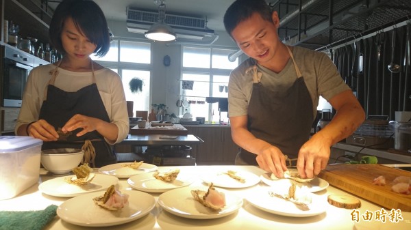 喬艾爾(右)以當季的台南在地食材料理充滿台南味的美食。(記者劉婉君攝)