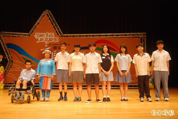 畢業生張聖治、余道規、鄭安騏、林穎欣、鍾承典、李禹彤、胡珮珊、鄭翼安、李奕寯獲新北特殊展能市長獎代表。(記者張安蕎攝)