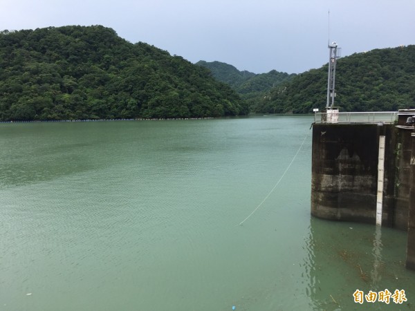 這波梅雨太強,石門水庫8天排洪超過3分之2座水庫,蓄水率仍有88.74%。(記者李容萍攝)