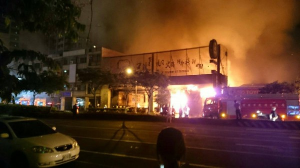 高市1家火鍋店2度起火燃燒,消防隊到場滅火中。(民眾提供)