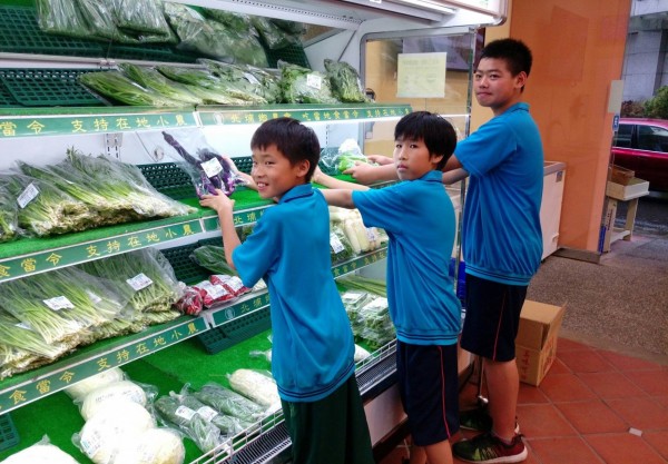 新竹縣北埔鄉農會和當地南埔社區，長期和北埔國中合作推廣食農教育，學生可以自己種菜、自己賣菜。（擷取自臉書「幸福南埔‧黃金水鄉」粉絲專頁）