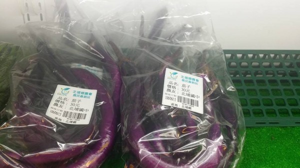 北埔國中學生過去參與食農教育學習友善農法，種的青椒、茄子、小黃瓜等蔬菜，大多用於學校自己的營養午餐，現在可以在農民直銷站販售，學生們又多體驗了行銷、販售等商業流程。（北埔鄉農會提供）