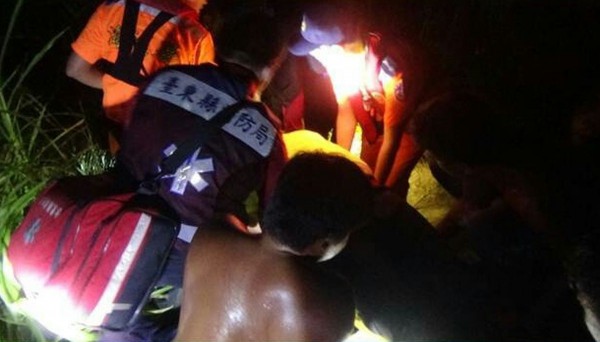海巡及消防人員發現林男後立即搶救、送醫。（海巡署第一三岸巡總隊提供）