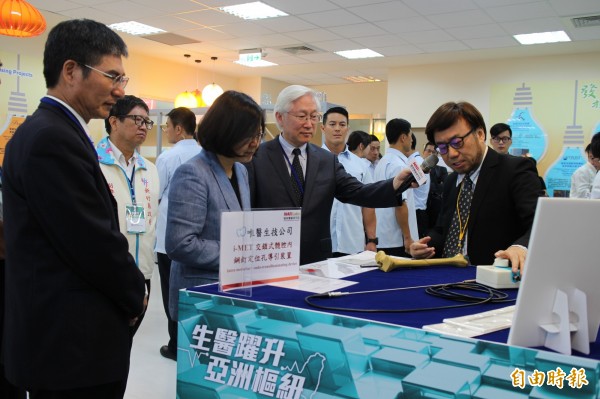 小英總統參觀竹北生醫園區研發大樓內的相關產業創新進展。(記者黃美珠攝)