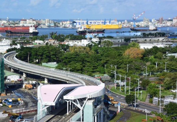 高雄輕軌C8到C12站本週五通車,圖為C11站空拍圖,後為高雄港。(圖由捷運局提供)