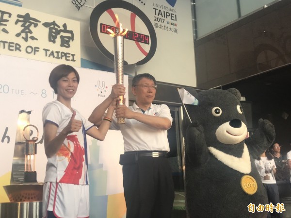 北市府大門口今下午舉行駐火儀式。奧運金牌陳詩欣將火炬遞給台北市長柯文哲,並以火炬引燃駐火台上的「母火燈」。(記者何世昌攝)