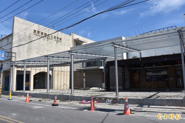 東港漁業展示館外觀正在重新整修。（記者葉永騫攝）