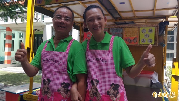 林波、靳寶儀夫婦開著小貨車送愛心饅頭,直說愈送感情愈好。(記者廖淑玲攝)