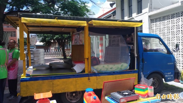 吃喝拉撒睡都在車子裡,林波夫婦全台趴趴走送愛心。(記者廖淑玲攝)
