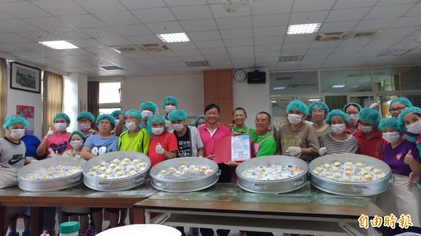 林波、靳寶儀夫婦到華聖啟能發展中心教做饅頭,讓憨兒幸福加倍。(記者廖淑玲攝)