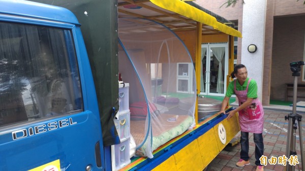 林波、靳寶儀夫婦吃喝拉撒睡全都在這輛貨車裡。(記者廖淑玲攝)