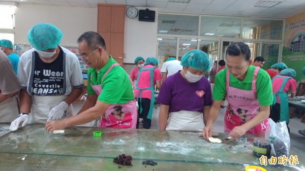 林波、靳寶儀夫婦教憨兒開心饅頭。(記者廖淑玲攝)