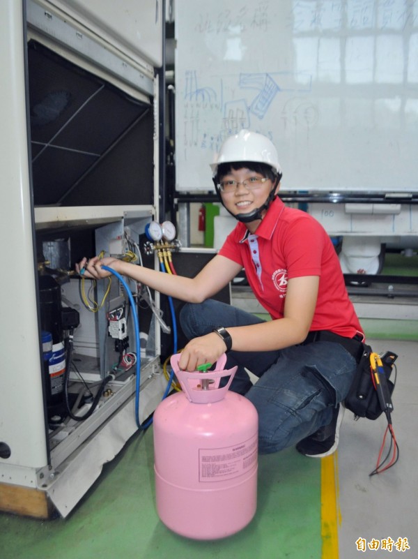 全台首位全國甲級冷凍空調女技術士吳珮慈，克服對高溫、高壓及高電壓的恐懼拿下殊榮。（記者李容萍攝）