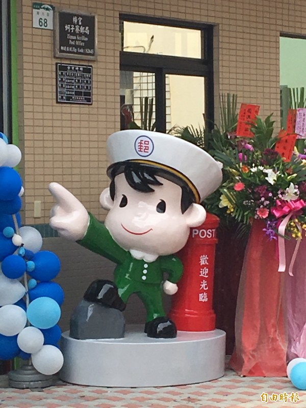 古錐郵務士也是拍照熱點。（記者黃旭磊攝）