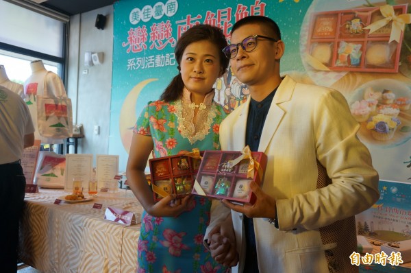 台南南鯤鯓代天府與奇美食品,聯手打造推出「金玉良緣必勝供品」禮盒,希望有情人終成眷屬。(記者黃文瑜攝)