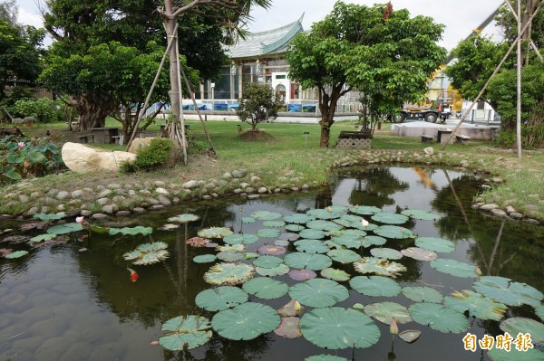 玻璃廟後方是草地與蓮花池。(記者劉曉欣攝)