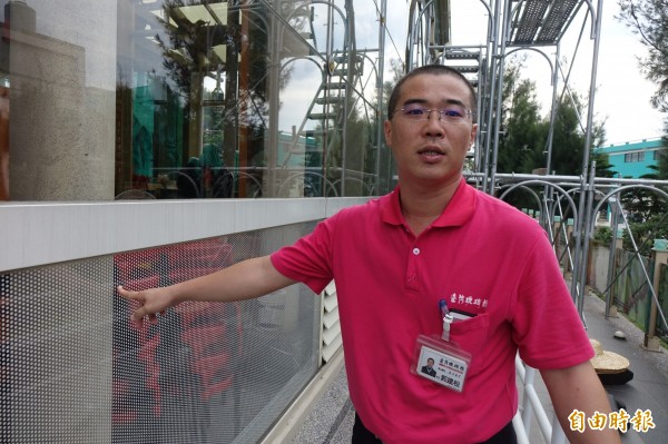 玻璃廟牆面底層採用網點玻璃。(記者劉曉欣攝)