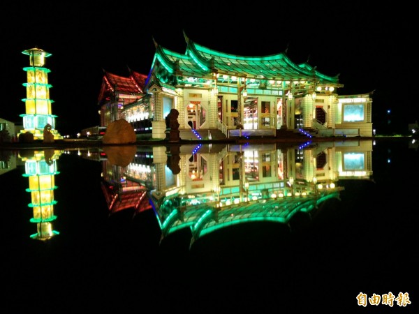 玻璃廟夜間美景,運用鏡子可以拍出倒影。(記者陳冠備攝)