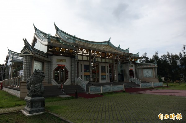 玻璃媽祖廟的打造,台灣玻璃館董事長林肇睢坦言是媽祖的託夢。(記者劉曉欣攝)