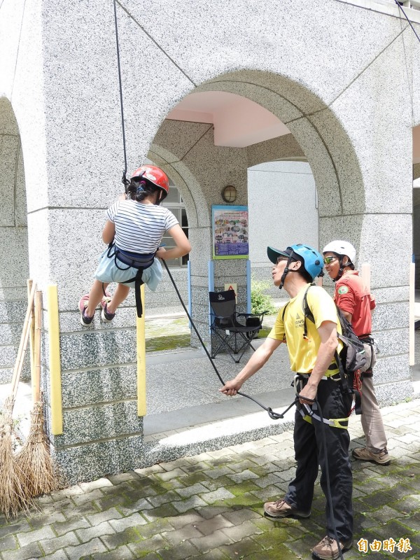 想在高山峭壁救人？垂降也是救難人員必須的技能。（記者佟振國攝）