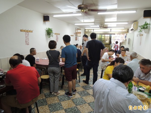 「聞媽媽家庭小吃」每到午餐時間總是高朋滿座。(記者周敏鴻攝) 「聞媽媽家庭小吃」每到午餐時間總是高朋滿座。(記者周敏鴻攝)