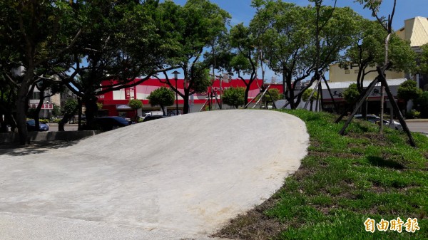 公園花台邊坡遭質疑像墓園 竹市府說是「風的雲牆」[聯閤報] [2018-10-3]