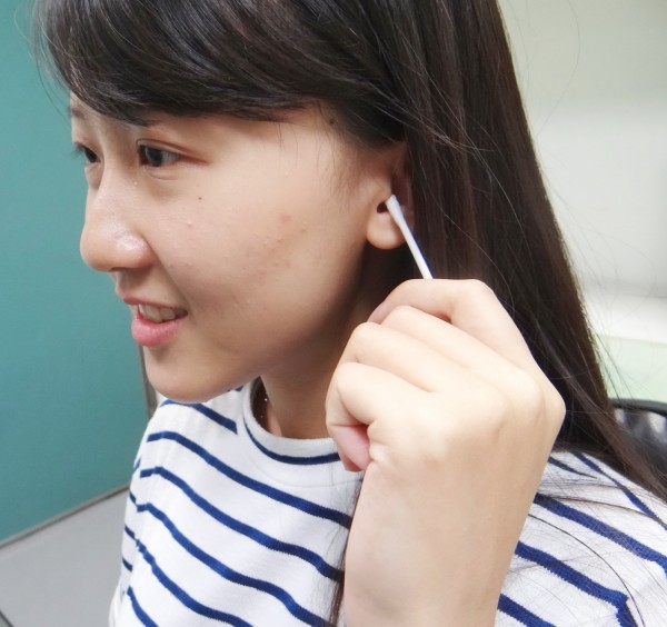 民眾常以棉花棒掏耳垢,奇美醫呼籲要小心。示意圖請勿模仿。(記者吳俊鋒翻攝)