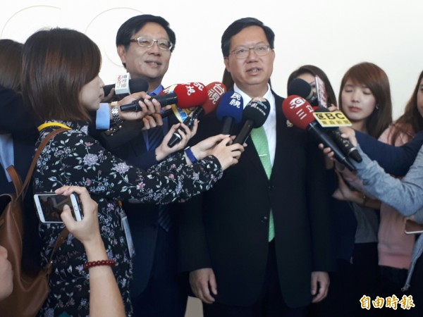 桃園市長鄭文燦(左三)、行政院「亞洲.矽谷計畫」投資長翁嘉盛(左二)說明台灣發展物聯網產業可借鏡思科公司。(記者謝武雄攝)