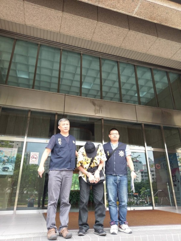 警方逮捕涉嫌吸安的65歲陳姓男子。(記者姚岳宏翻攝)