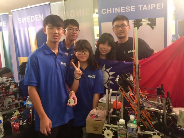 號稱奧會等級的全球機器人大賽今天在華府揭幕,台灣代表隊舉著國旗參加開幕式。(圖由台灣代表隊提供)