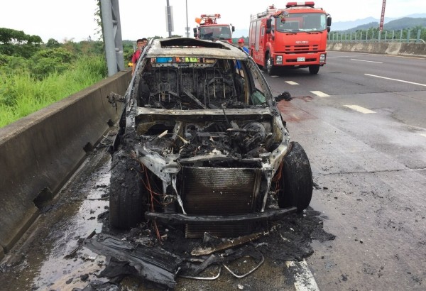 X5火燒車變廢鐵。(記者楊金城翻攝)