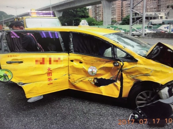 鄧女搭乘的計程車受損嚴重。（記者曾健銘翻攝）