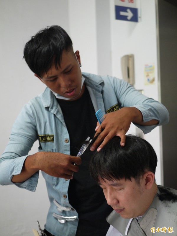 髮型設計師暖男林桄瑋得到猛爆性肝炎後,大病初癒的他開始全台環島義剪之旅。(記者簡惠茹攝)