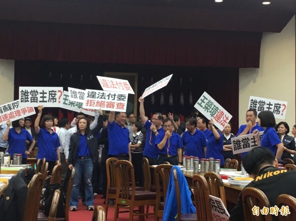 國民黨立委吹哨喊口號,抗議前瞻預算審查是「違法開會」。(記者楊淳卉攝)