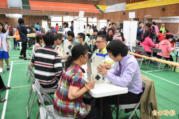 彰化縣每年巡迴26鄉鎮市為民眾做健檢,民眾受檢踴躍,去年子宮頸抹片篩檢人數就有3萬多人。(記者張聰秋攝)
