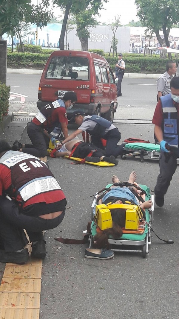 救護人員搶救遭小貨車衝撞的李女(前者)、黃姓男律師(後者)。(記者王俊忠翻攝)