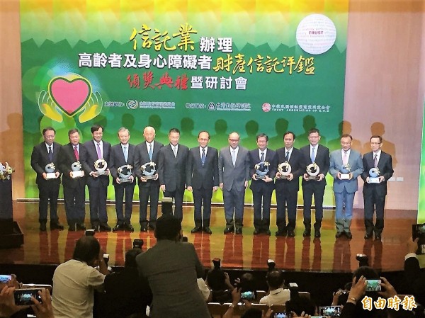 行政院長林全今天出席信託業辦理高齡者及身心障礙者財產信託評鑑頒獎典禮」。(記者王孟倫攝)