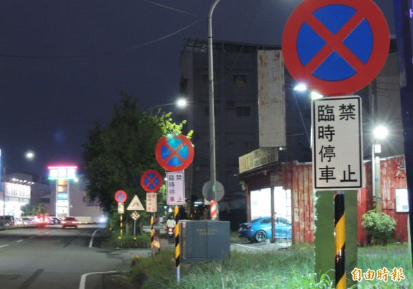 新營民生路密集的禁停標誌牌很誇張。(記者楊金城攝)
