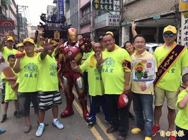 桃園市議員楊朝偉邀請鋼鐵人助陣,沿途吸引民眾爭相合影。(記者李容萍攝)