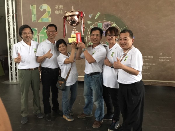 古坑草嶺石壁嵩岳咖啡莊園郭章盛(右3)榮獲今年台灣咖啡12強+1邀請賽榮獲「冠中冠」肯定。(郭章盛提供)