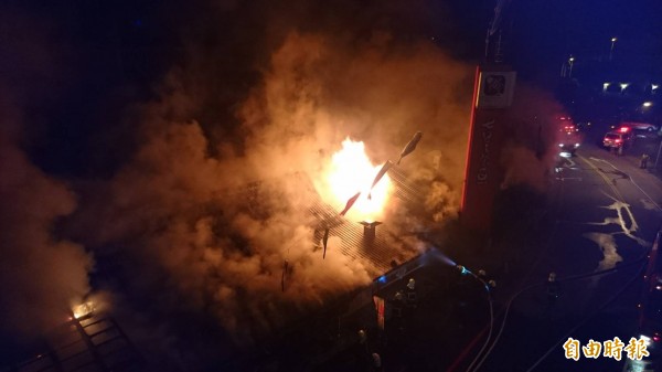 現場大火照亮七星潭黑夜。(記者王峻祺攝)
