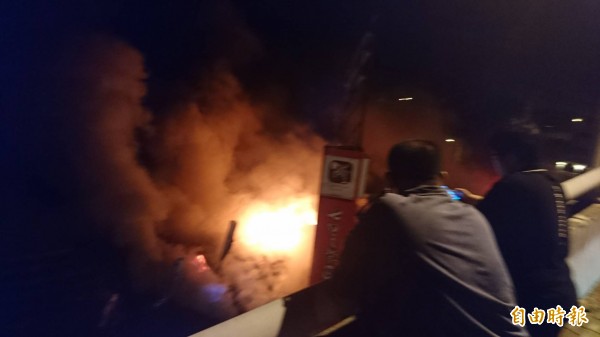 現場爆炸聲不斷,驚醒住在七星潭附近民宿的遊客查看火勢!(記者王峻祺攝)