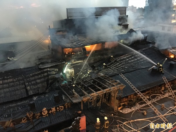 因博物館內的地下室大量推放用來燻柴魚用的龍眼木材,導致火勢持續悶燒,直到5時才控制住。(記者王峻祺攝)