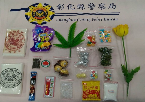 毒品進化!彰化縣警局少年隊公布以巧克力、速食麵包裝的毒品,容易使青少年誤食。(記者湯世名翻攝)