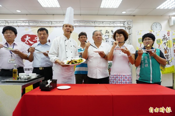 太平農會總幹事余文欽(右三)、議員李麗華(右二)、張玉嬿(右一)共同推廣麻竹筍。(記者何宗翰攝)
