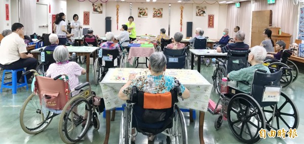 靜宜大學安排懷舊桌遊,以提升長者生活品質。(記者張軒哲攝)