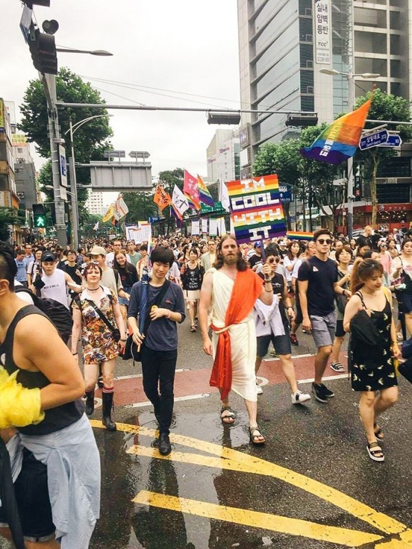 艾文斯本身是異性戀，但自認是LGBT族群的盟友，往年也參與挺同遊行。（圖擷自Ray Salcedo）