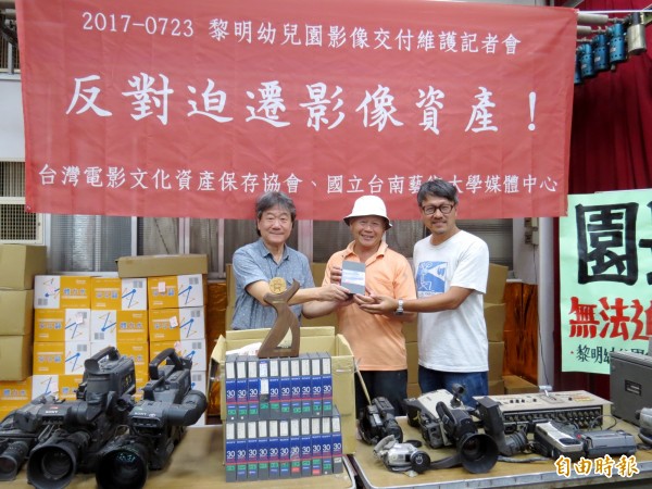 台灣電影文化資產保存協會發起人井迎瑞、黎明幼兒園園長林金連、台南藝術大學媒體中心主任曾吉賢(由左至右)要共同保存林金連拍攝的文化影像。(記者張菁雅攝)