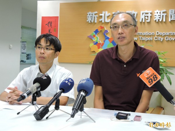 勞工局今天召開記者會,說明醫療院所專案檢查結果。左為勞檢處長胡華泰,右為勞工局長謝政達。(記者賴筱桐攝)