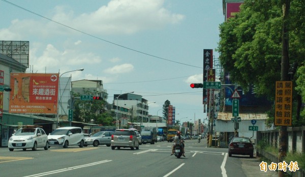 公路總局在駕照考驗路線設牌提醒用路人（右），若遇上考驗車（左）應予禮讓，否則可依法處以罰款。（記者李立法攝）